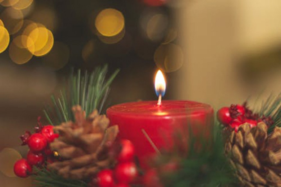 Image of a Christmas candle surrounded by a wreath.