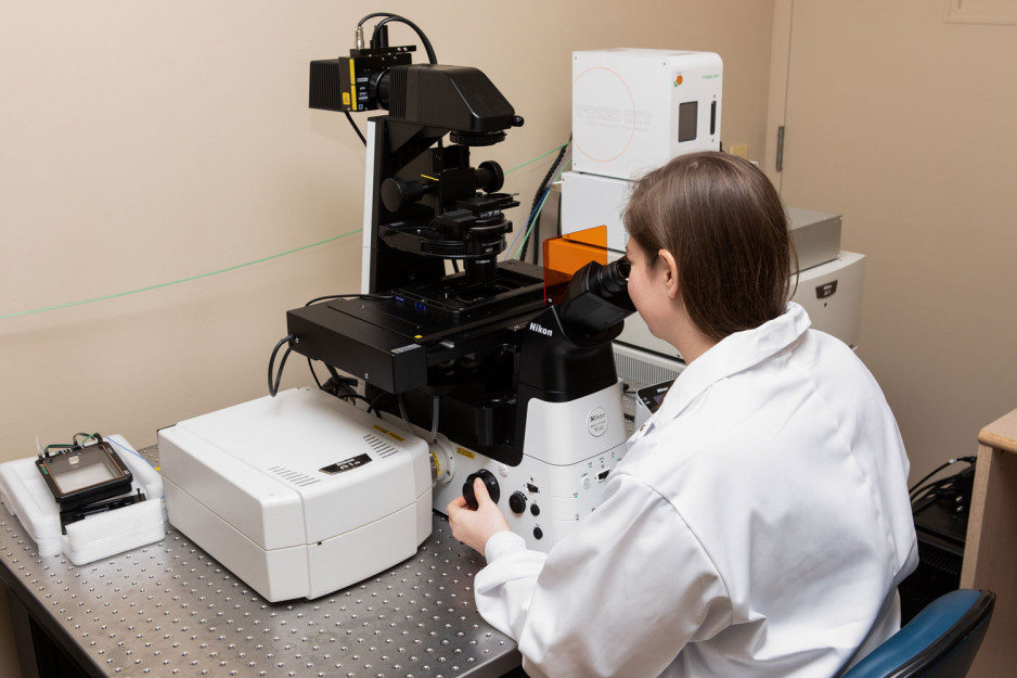 a scientist using the confocal microscope