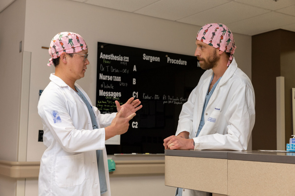 Dr. Ryan Gao talking to Dr. Daniel Paccot Burnens