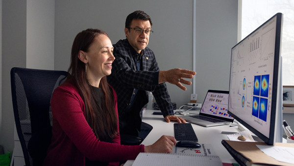 Dr. Don Richardson and Siobhan Schabrun, PhD working on a computer