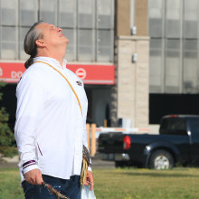 Bill Hill (Ro'nikonkatste) honouring the Wampum flag