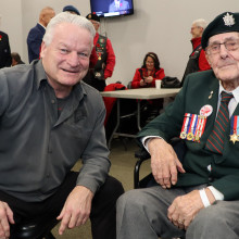 Jack Byrne sitting next to Dale Hunter, the coach of the London Knights